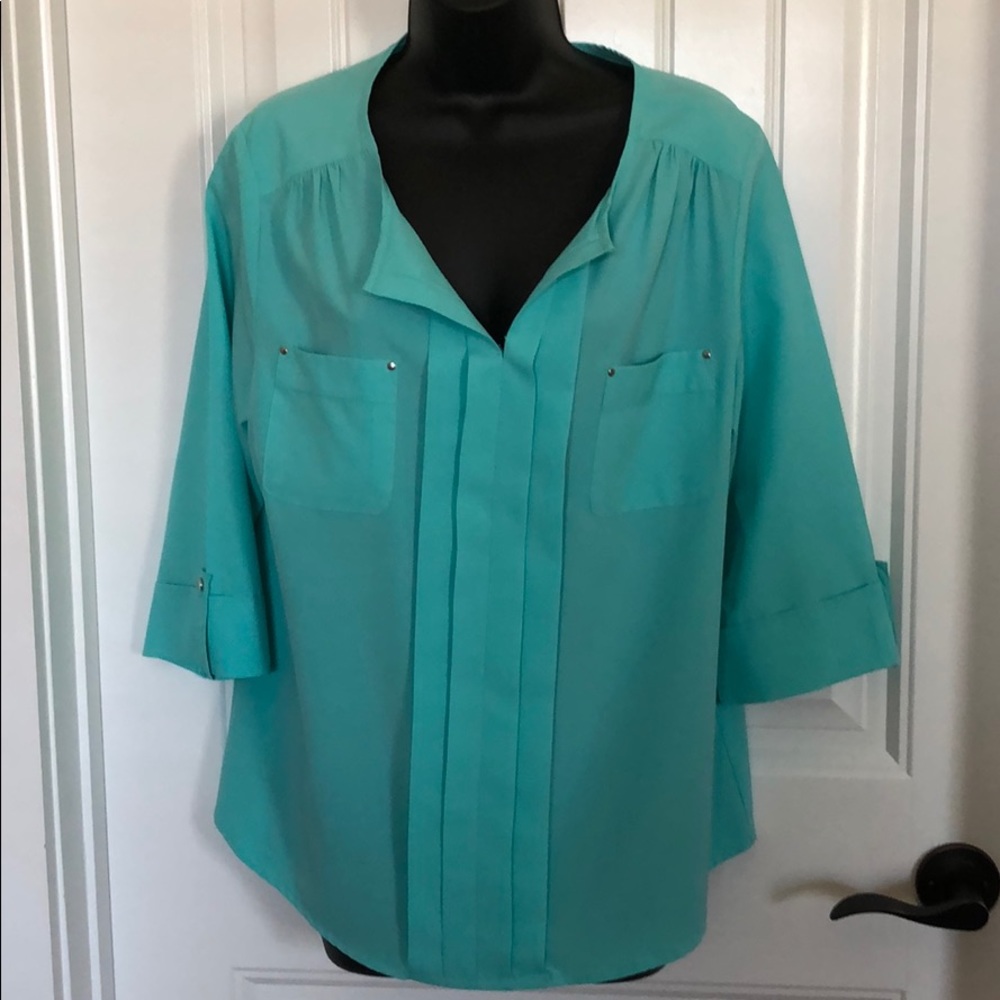 Ladies blouse in teal with front pockets